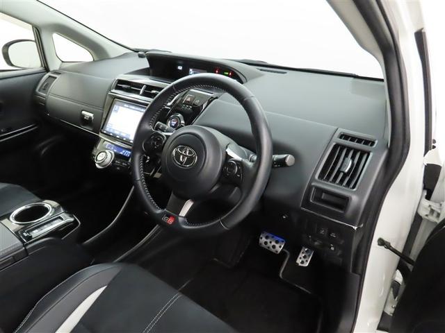 シンプルで使いやすいデザインの運転席です。