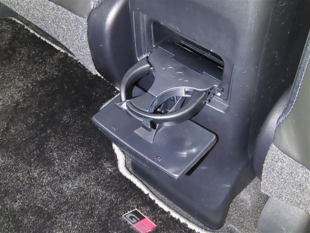 後席用ドリンクホルダーを装備しております。