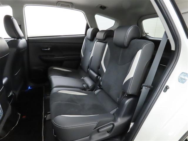 後席空間もしっかり確保しております。