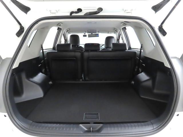 後席使用時でも、十分な荷室空間を確保しております。