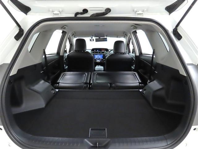 後席を倒すとフラットな空間が広がり、大きな荷物や長尺の荷物の積載も可能になります。