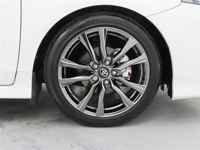 装着タイヤサイズは、２２５／４５Ｒ１８です。純正アルミホイールを装着しております。