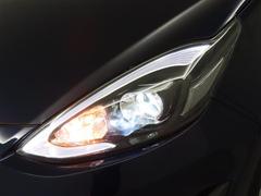 消費電力が少なく長寿命のＬＥＤヘッドランプを装備しております。 4