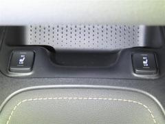 前席にシートヒーターを装備しております。 5