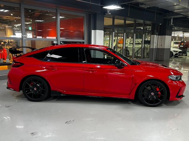 シビック タイプＲ　レーシングブラックパッケージ　純正ナビ・ビルトインＥＴＣ・フルセグＴＶ・Ｂカメラ・ＢＳＭ・ブレンボキャリパー（4枚目）