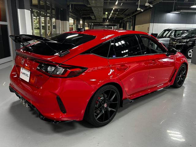 シビック タイプＲ　レーシングブラックパッケージ　純正ナビ・ビルトインＥＴＣ・フルセグＴＶ・Ｂカメラ・ＢＳＭ・ブレンボキャリパー（5枚目）