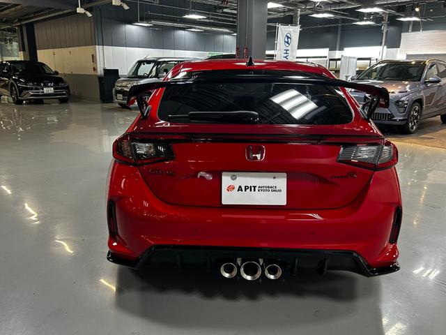 シビック タイプＲ　レーシングブラックパッケージ　純正ナビ・ビルトインＥＴＣ・フルセグＴＶ・Ｂカメラ・ＢＳＭ・ブレンボキャリパー（6枚目）