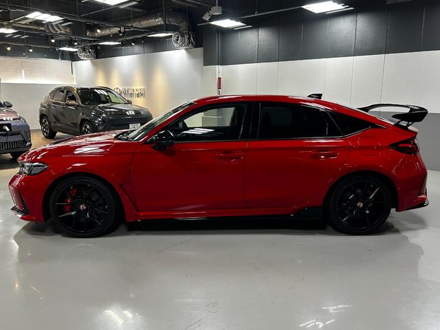 シビック タイプＲ　レーシングブラックパッケージ　純正ナビ・ビルトインＥＴＣ・フルセグＴＶ・Ｂカメラ・ＢＳＭ・ブレンボキャリパー（8枚目）