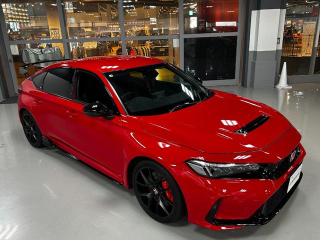 シビック タイプＲ　レーシングブラックパッケージ　純正ナビ・ビルトインＥＴＣ・フルセグＴＶ・Ｂカメラ・ＢＳＭ・ブレンボキャリパー（10枚目）