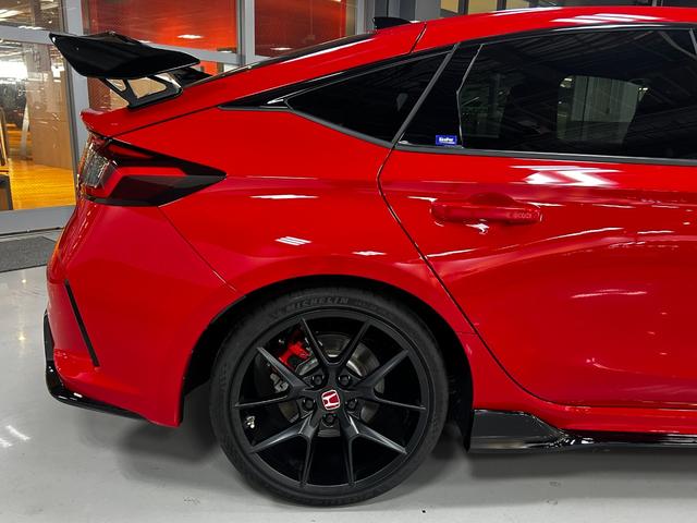 シビック タイプＲ　レーシングブラックパッケージ　純正ナビ・ビルトインＥＴＣ・フルセグＴＶ・Ｂカメラ・ＢＳＭ・ブレンボキャリパー（12枚目）