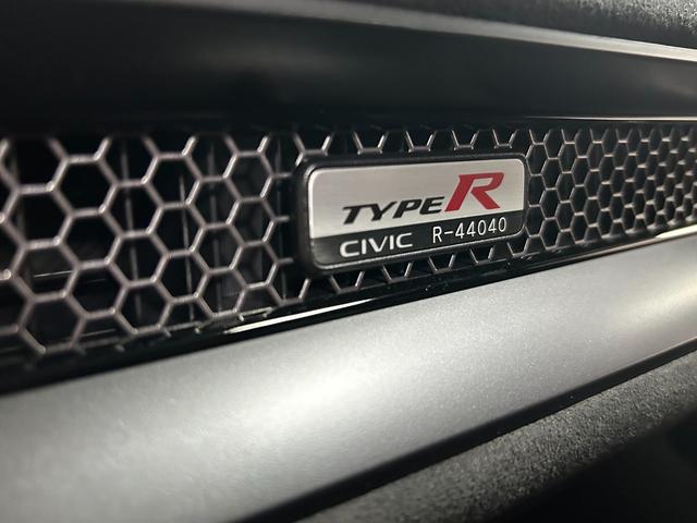 シビック タイプＲ　レーシングブラックパッケージ　純正ナビ・ビルトインＥＴＣ・フルセグＴＶ・Ｂカメラ・ＢＳＭ・ブレンボキャリパー（19枚目）