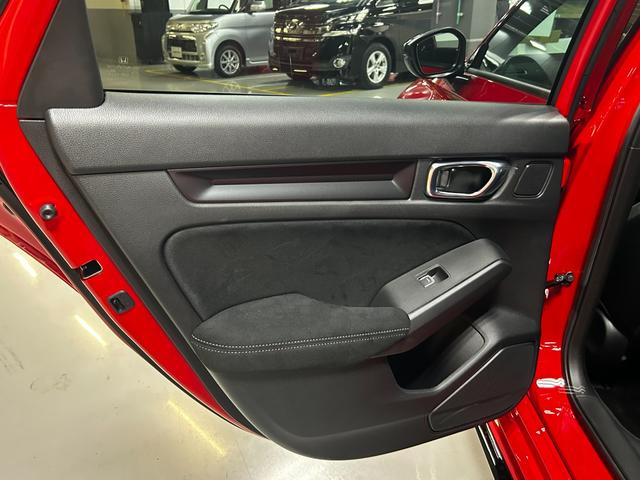 シビック タイプＲ　レーシングブラックパッケージ　純正ナビ・ビルトインＥＴＣ・フルセグＴＶ・Ｂカメラ・ＢＳＭ・ブレンボキャリパー（20枚目）