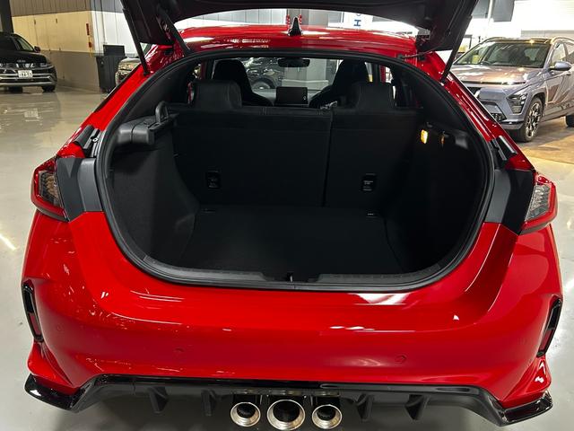 シビック タイプＲ　レーシングブラックパッケージ　純正ナビ・ビルトインＥＴＣ・フルセグＴＶ・Ｂカメラ・ＢＳＭ・ブレンボキャリパー（22枚目）