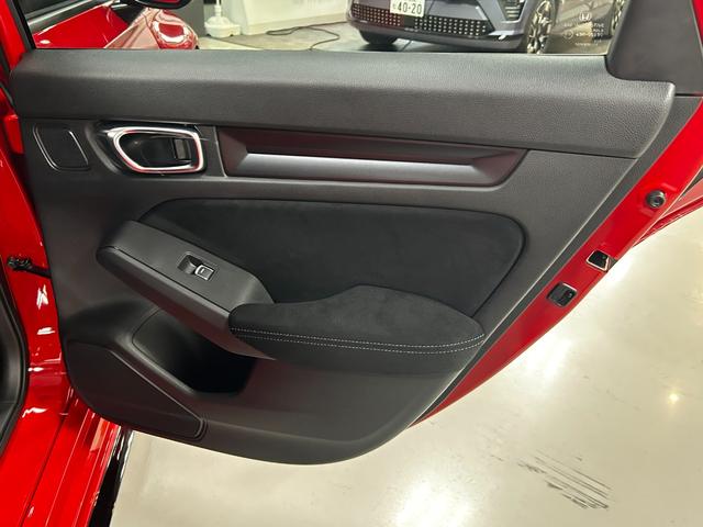 シビック タイプＲ　レーシングブラックパッケージ　純正ナビ・ビルトインＥＴＣ・フルセグＴＶ・Ｂカメラ・ＢＳＭ・ブレンボキャリパー（23枚目）