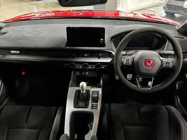 シビック タイプＲ　レーシングブラックパッケージ　純正ナビ・ビルトインＥＴＣ・フルセグＴＶ・Ｂカメラ・ＢＳＭ・ブレンボキャリパー（25枚目）