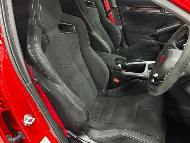 シビック タイプＲ　レーシングブラックパッケージ　純正ナビ・ビルトインＥＴＣ・フルセグＴＶ・Ｂカメラ・ＢＳＭ・ブレンボキャリパー（28枚目）