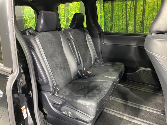 ヴォクシー ハイブリッドＺＳ　煌ＩＩＩ　後期　両側電動スライド　純正９型ナビ　後席モニター　バックカメラ　セーフティセンス　禁煙車　ハーフレザーシート　ドラレコ　スマートキー　ＥＴＣ　ＬＥＤヘッド　オートライト　オートエアコン（9枚目）