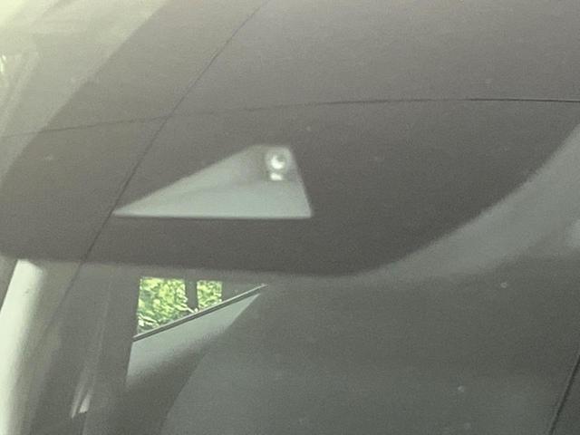 ノート Ｘ　純正９型ナビ　バックカメラ　エマージェンシーブレーキ　　禁煙車　ＥＴＣ　スマートキー　ＬＥＤヘッド　オートライト　オートエアコン　フルセグＴＶ　Ｂｌｕｅｔｏｏｔｈ再生　ＤＶＤ／ＣＤ再生（5枚目）