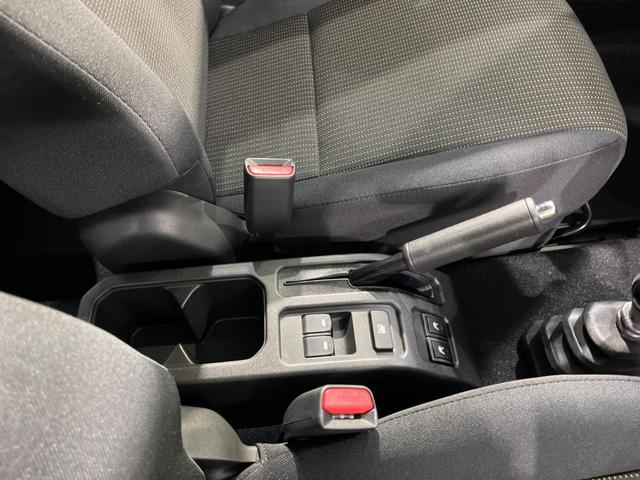 ジムニーノマド FC 登録済未使用車 4WD MT車 セーフティサポート コーナーセンサー スマートキー LEDヘッド クルコン オートハイビーム オートライト オートエアコン 純正15インチアルミ 革巻きステアリング(64枚目)