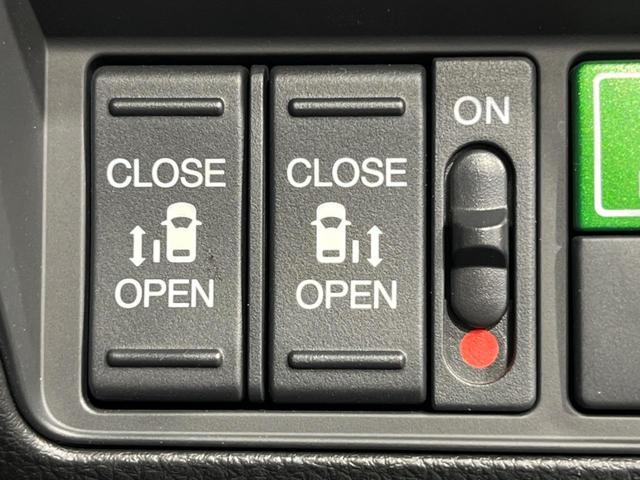 【両側パワースライドドア】スマートキーや運転席のスイッチで後席両側スライドドアの開閉が可能♪電動だから力を入れてドアを開ける必要が無く、小さなお子様でも簡単に開け閉めでき快適です♪