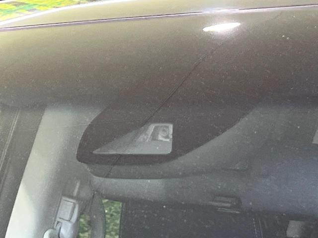 【ホンダセンシング】走行中に前方の車両等を認識し、衝突しそうな時は警報とブレーキで衝突回避と被害軽減をアシスト。より安全にドライブをお楽しみいただけます。