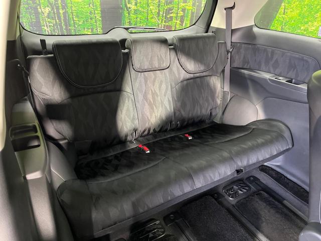 【ハーフレザーシート】高級感と座り心地を両立した人気のシート♪背面・座面のファブリック素材は、通気性の良さや滑りにくさに優れています。気温や服装に左右されず快適にお乗りいただけます。