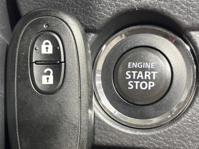 【キーレススタートシステム】カバンやポケットに入れたままでもドアの施錠・解錠が可能なスマートキーを装備。エンジンのオン・オフ時もカギを取り出す必要が無いからとっても便利です♪
