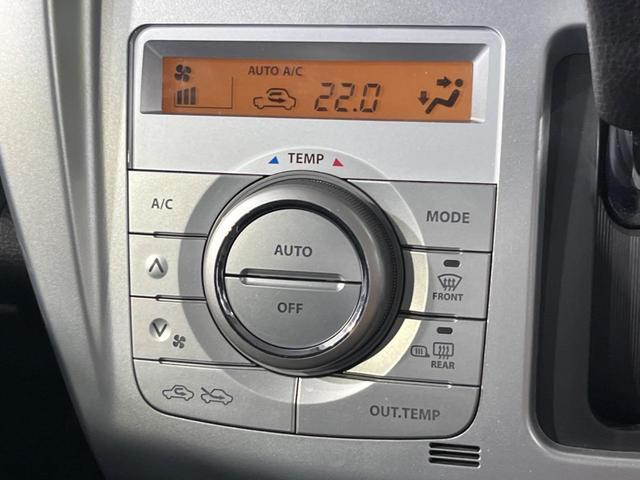 【オートエアコン】一度お好みの温度に設定すれば、車内の温度を検知し風量や温度を自動で調整。暑い…寒い…と何度もスイッチ操作をする必要はありません。快適な車内空間には必須の機能ですね♪