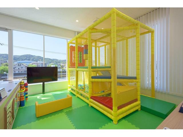 大きなキッズスペースも完備！小さなお子様連れでも、ゆっくりとお車探しをお楽しみいただけます。