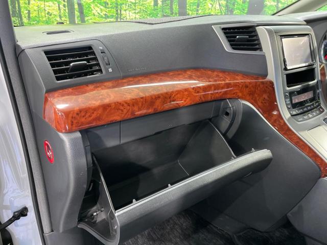 ヴェルファイア ２．４Ｚ　プラチナムセレクション　両側電動スライド　ＡＬＰＩＮＥ８型ナビ　後席モニター　バックカメラ　禁煙車　電動リヤゲート　クリアランスソナー　ＥＴＣ　スマートキー　ＨＩＤヘッド　オートライト　純正１８インチＡＷ　オートエアコン（60枚目）