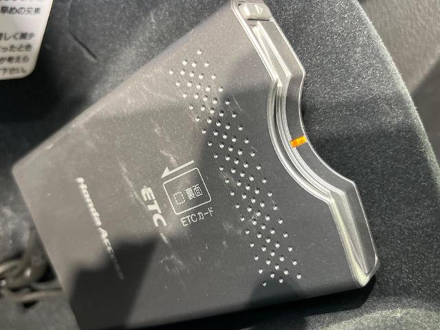 オデッセイ アブソルートＨＤＤナビスペシャルエディション　純正ナビ　バックカメラ　禁煙車　ハーフレザーシート　ＥＴＣ　クルコン　ＨＩＤヘッド　オートライト　オートエアコン　リモコンキー　純正１８インチアルミ　ＣＤ再生　盗難防止システム　電動格納ミラー（6枚目）