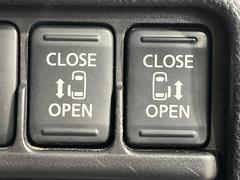 【両側パワースライドドア】スマートキーや運転席のスイッチで後席両側スライドドアの開閉が可能♪電動だから力を入れてドアを開ける必要が無く、小さなお子様でも簡単に開け閉めでき快適です♪ 5