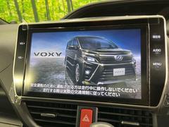 【大画面ナビ】人気の大型１０インチナビを装備。存在感のある大画面はインパクト大！ナビ利用時のマップ表示は見やすく、テレビやＤＶＤは臨場感がアップ！いつものドライブがグッと楽しくなります♪ 3