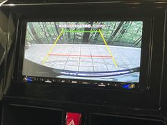 【バックカメラ】駐車時に後方がリアルタイム映像で確認できます。大型商業施設や立体駐車場での駐車時や、夜間のバック時に大活躍！運転スキルに関わらず、今や必須となった装備のひとつです！ 4