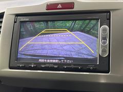 【バックカメラ】駐車時に後方がリアルタイム映像で確認できます。大型商業施設や立体駐車場での駐車時や、夜間のバック時に大活躍！運転スキルに関わらず、今や必須となった装備のひとつです！ 4