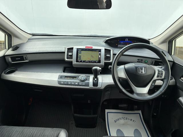 フリードハイブリッド ジャストセレクション ワンオーナー・7インチ純ナビTV・ETC・両パワスラ・スマートキー・HID・オートライト・純AW ナビテレビ セキュリティー 横滑り防止機能 記録簿 オートクルーズ エアバック DVD再生可能 PS(5枚目)