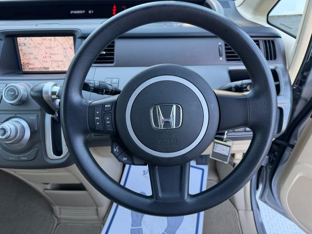 ステップワゴン GLパッケージ ワンオーナー・純ナビ・CD・DVD・左パワスラ・Rカメラ・HID・AW キーレスキー バックモニター パワーウインドウ 盗難防止装置 DVD再生 HDDナビ PS ABS エアバッグ 三列シート(32枚目)