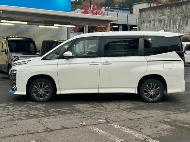 ヴォクシー 4WD S-Z 新品タイヤ/保証書/ディスプレイオーディオ+ナビ10.5インチ/トヨタセーフティセンス/両側電動スライドドア/シートヒーター/パノラミックビューモニター/車線逸脱防止支援システム 衝突被害軽減システム(2枚目)