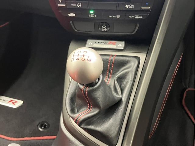 シビック タイプＲ　６速ＭＴ　社外メモリーナビ　ワンセグＴＶ　Ｂｌｕｅｔｏｏｔｈ　ＥＴＣ　クルーズコントロール　Ｗｅｄｓスポーツアルミホイール　エアロ　ＶＳＡ　ＬＥＤヘッドライト　スマートキー２個　ナビＴＶ　記録簿（11枚目）