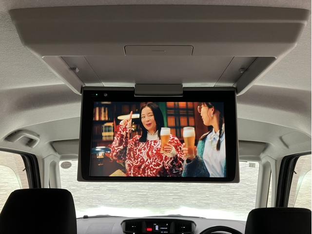 後席モニター付き！後部座席の人はドライブ中も映像を楽しむことができるため、長時間のドライブでも飽きることなく快適な移動時間を過ごせます！