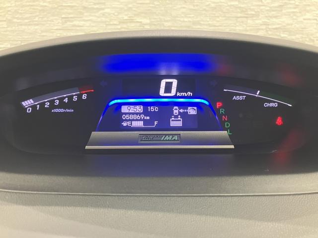 フリードハイブリッド ジャストセレクション　ワンオーナー　純正ナビ　フルセグＴＶ　Ｂｌｕｅｔｏｏｔｈ　バックカメラ　ＥＴＣ　片側電動スライドドア　クルーズコントロール　ＨＩＤヘッドライト　社外１５インチＡＷ　ウインカーミラー　スマートキー２個（9枚目）