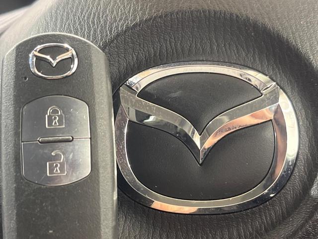 【アドバンストキー】カバンやポケットに入れたままでもドアの施錠・解錠が可能なスマートキーを装備。エンジンのオン・オフ時もカギを取り出す必要が無いからとっても便利です♪