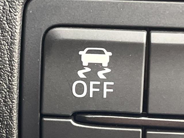 【横滑り防止装置】車両の横滑りを感知すると、自動的に車両の進行方向を保つように車両を制御します。雨の日など滑りやすい路面状況でも安全な運転が可能です。