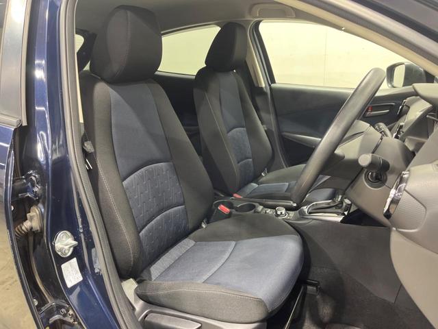 運転席まわりには十分なスペースがあり、大柄な方でもゆったり運転していただける環境です。