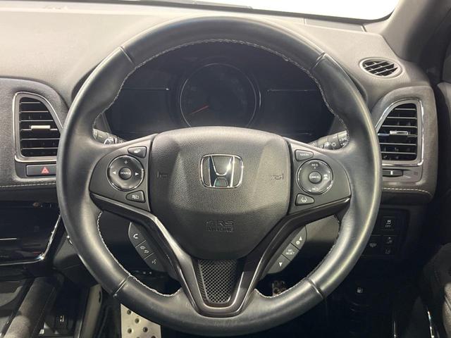 ヴェゼル ハイブリッドＲＳ・ホンダセンシング　ＳＤナビ　バックカメラ　衝突被害軽減システム　レーダークルーズ　禁煙車　ハーフレザーシート　スマートキー　ＬＥＤヘッド　ビルトインＥＴＣ　純正１８インチアルミ　オートライト　デュアルエアコン（12枚目）