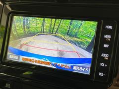 【バックカメラ】駐車時に後方がリアルタイム映像で確認できます。大型商業施設や立体駐車場での駐車時や、夜間のバック時に大活躍！運転スキルに関わらず、今や必須となった装備のひとつです！ 4