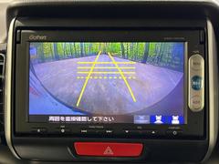 【バックカメラ】駐車時に後方がリアルタイム映像で確認できます。大型商業施設や立体駐車場での駐車時や、夜間のバック時に大活躍！運転スキルに関わらず、今や必須となった装備のひとつです！ 4