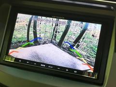 【バックカメラ】駐車時に後方がリアルタイム映像で確認できます。大型商業施設や立体駐車場での駐車時や、夜間のバック時に大活躍！運転スキルに関わらず、今や必須となった装備のひとつです！ 4