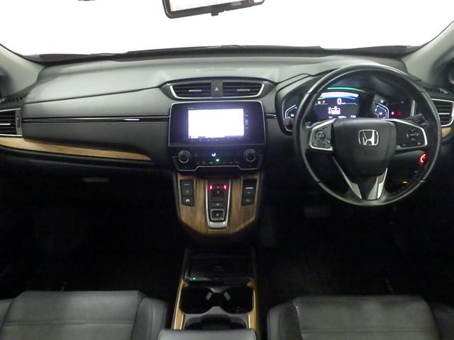 ドライバーを包み込むように、ディスプレーやスイッチ、コンソールを配置。座った瞬間から運転への期待が！空間そのものの心地よさにこだわっています。