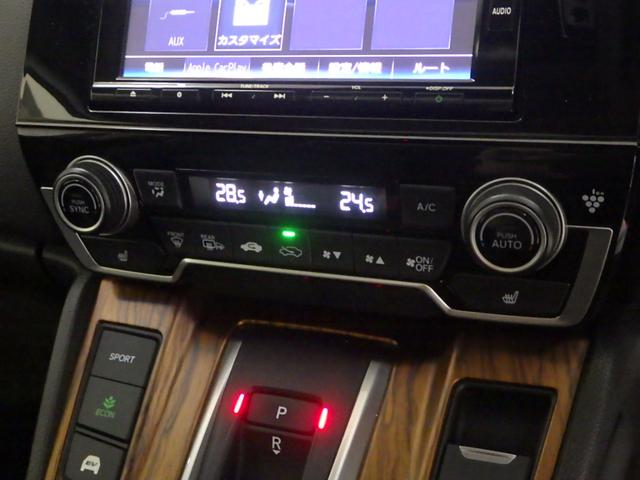 オートエアコンは左右席で独立温度コントロールが可能です。シートヒーター付きで、冷えた車内でもスイッチを押せば数秒で座面と背もたれがあたたかくなります。